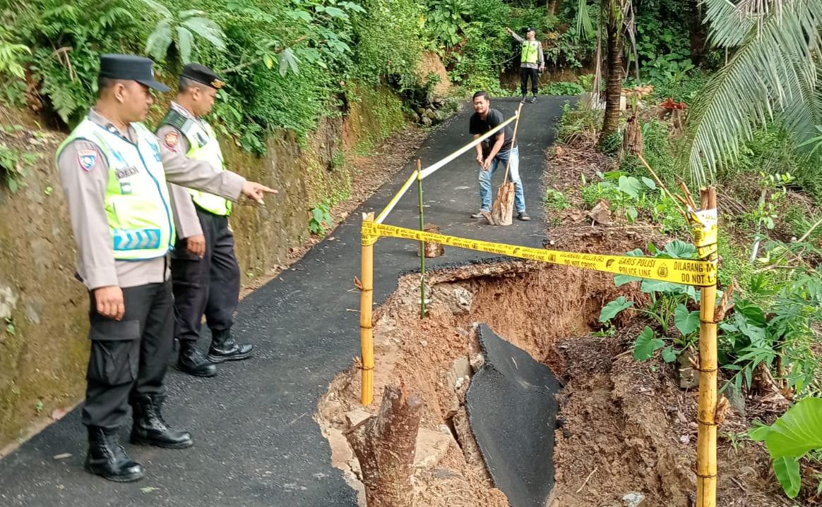 Landslide Hits Buayan, Kebumen Due to Heavy Rain, Road Access Disrupted