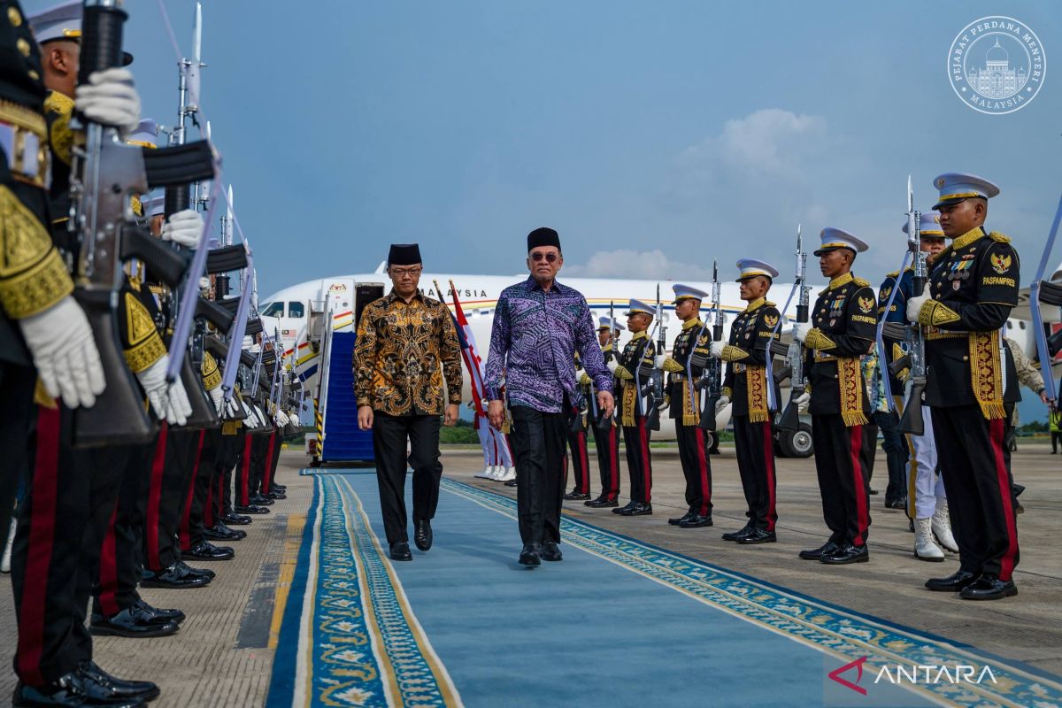 Anwar Ibrahim arrives in Jakarta for dialogue with Prabowo