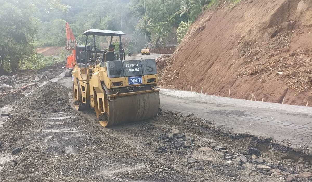 Rp18 Billion Nagekeo Presidential Instruction Road Project Handed Over in Damaged Condition