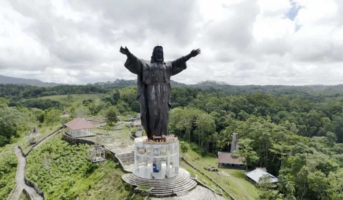 Religious Tourism at Jesus Statue in Gollu Poto Hill, NTT, Bustling Ahead of Easter; Facility Conditions Under Scrutiny