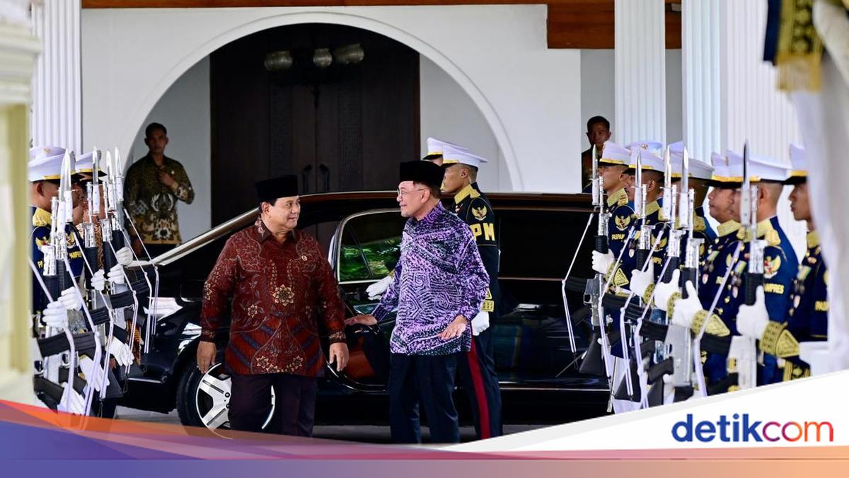 Prabowo's Eid Greeting Moment Welcoming PM Anwar Ibrahim at the Palace