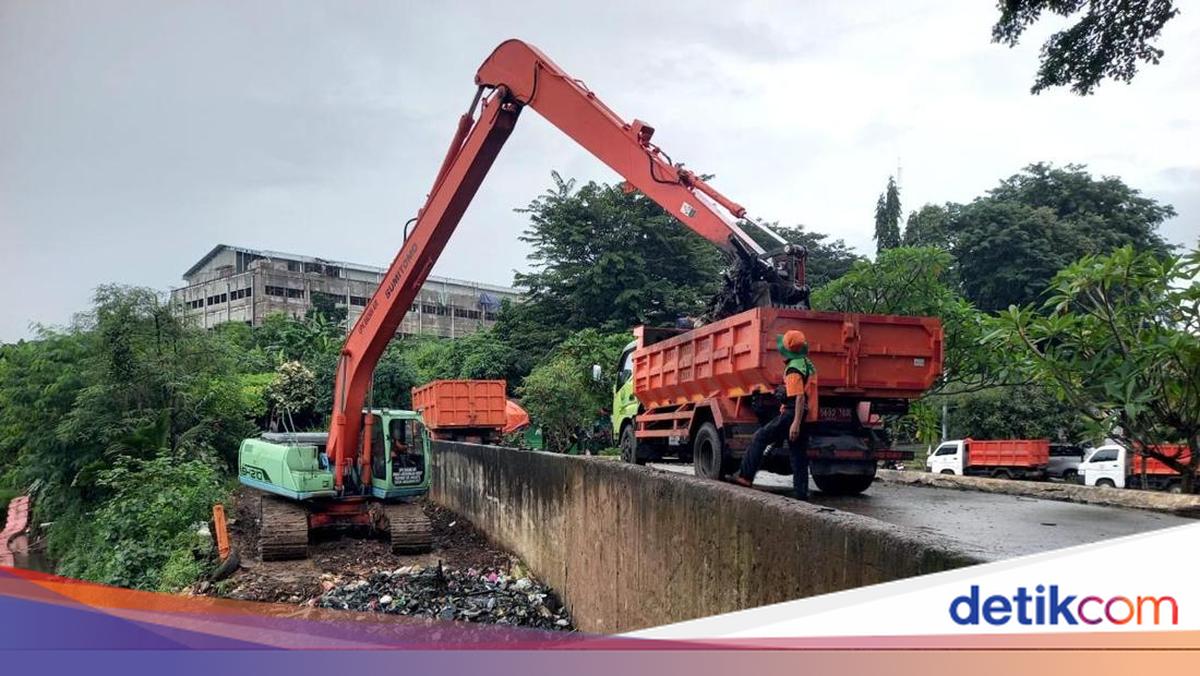 Closure of Temporary Waste Site by the River at Tanah Kusir Cemetery Following Viral Incident
