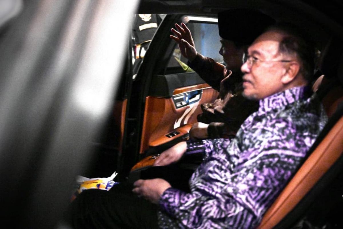 One Car, Prabowo Personally Escorts Anwar Ibrahim's Departure to Halim