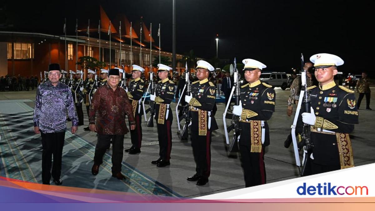 Prabowo Personally Escorts Malaysian PM Anwar Ibrahim to Halim Air Base