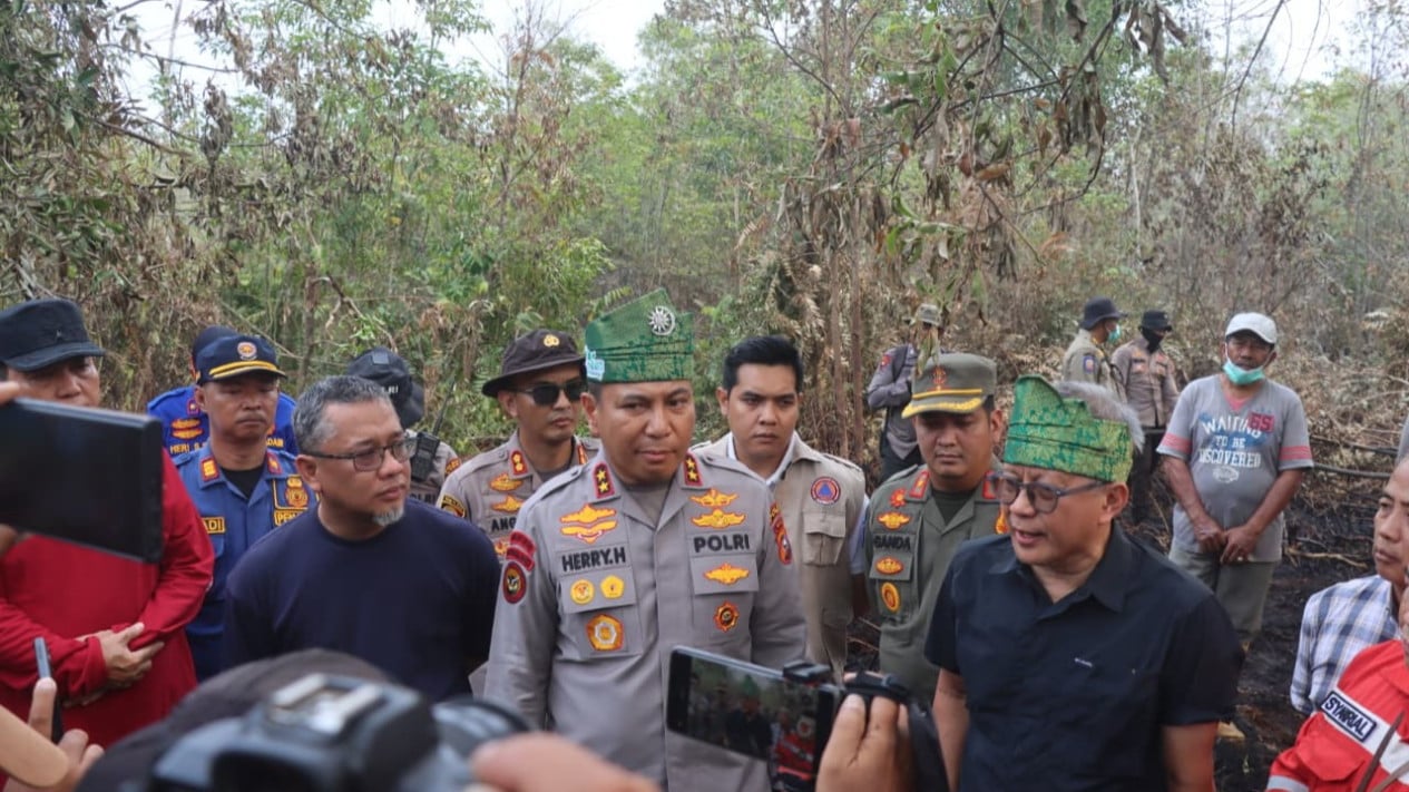 Riau Police Chief Visits Land and Forest Fire Site in Dumai with Rocky Gerung