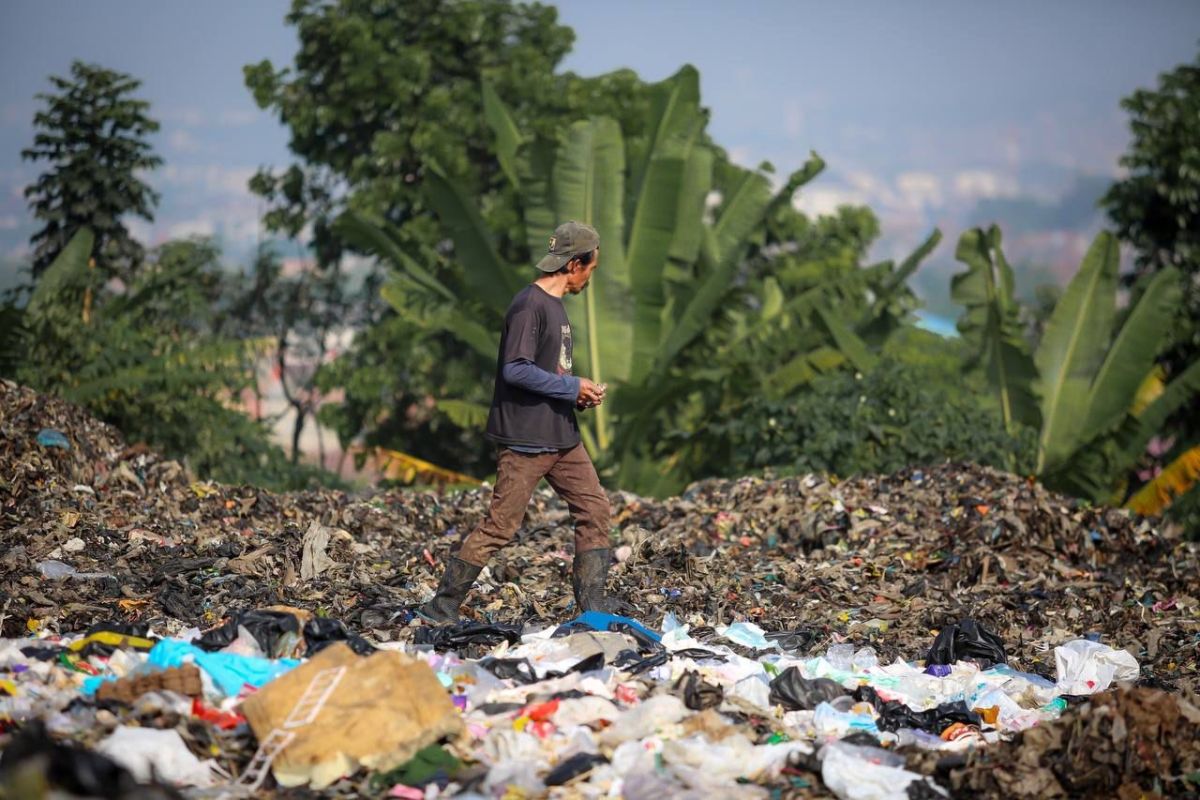 Bandung City Government Cracks Down on 60 Illegal Rubbish Dumps