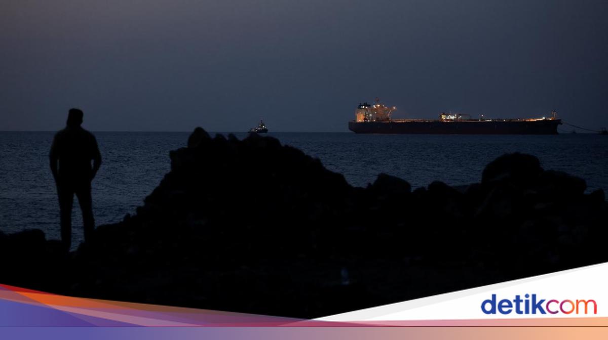 Trump Claims Ships Allowed to Cross Strait of Hormuz, Iran: False Statement!