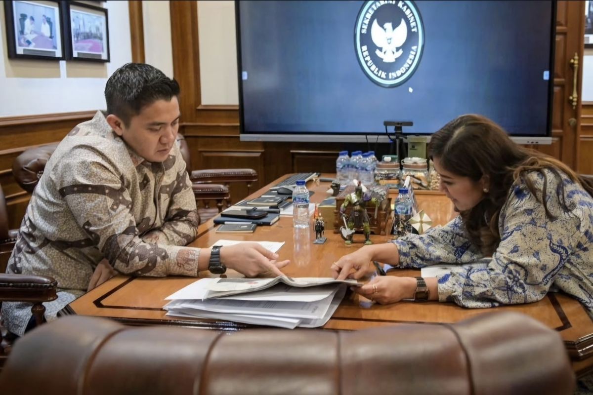 Cabinet Secretary Teddy discusses implementation of PP Tunas with Communications Minister