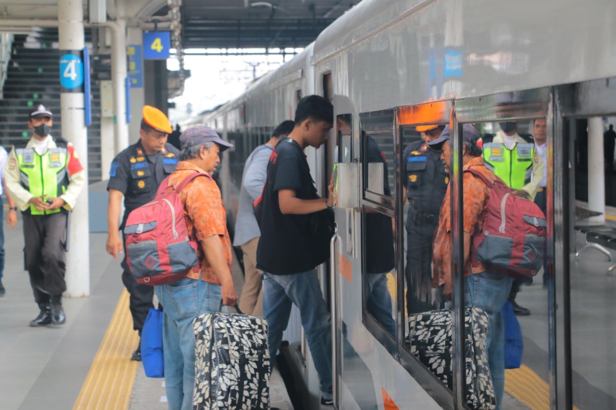 Gambir Departure Trains to Stop at Jatinegara on Saturday