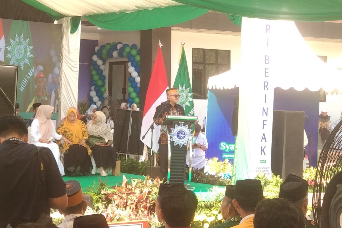 Minister of Basic and Secondary Education asks providers to screen social media usage