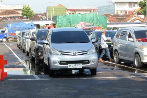 Truck queues snake around as ASDP prioritises holidaymakers at Ketapang Port