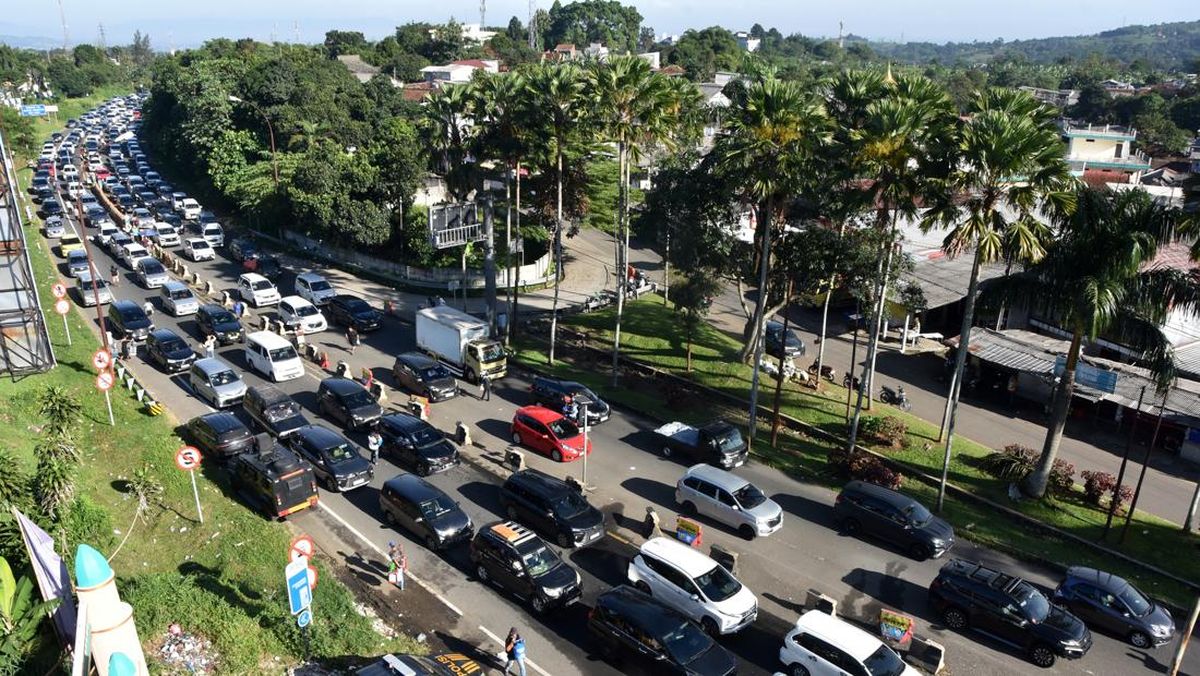 Police Implement One-Way System in Puncak Bogor Towards Jakarta