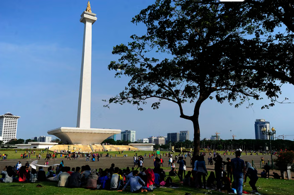 Prabowo Attends Staple Goods Distribution at Monas, 7,728 Combined Personnel on Alert to Prevent Unrest