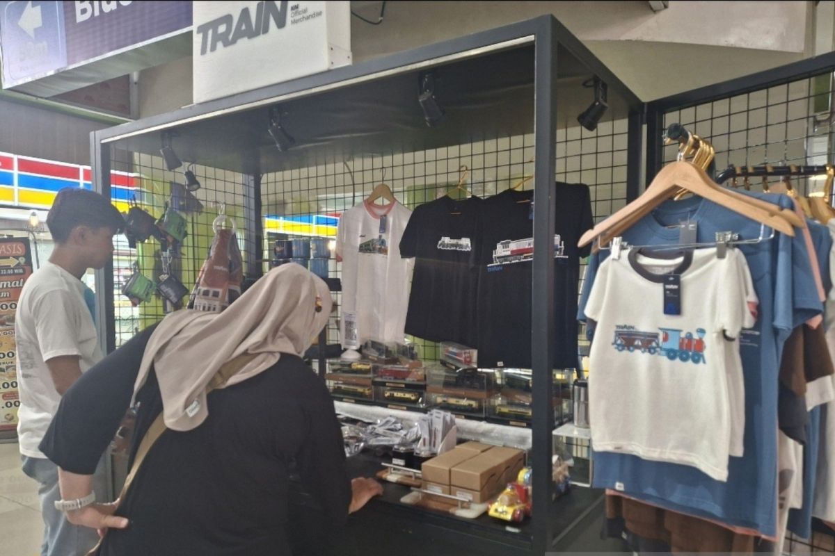 Souvenir Shop Selling Train Miniatures at Gambir Station Bustling with Customers During Eid