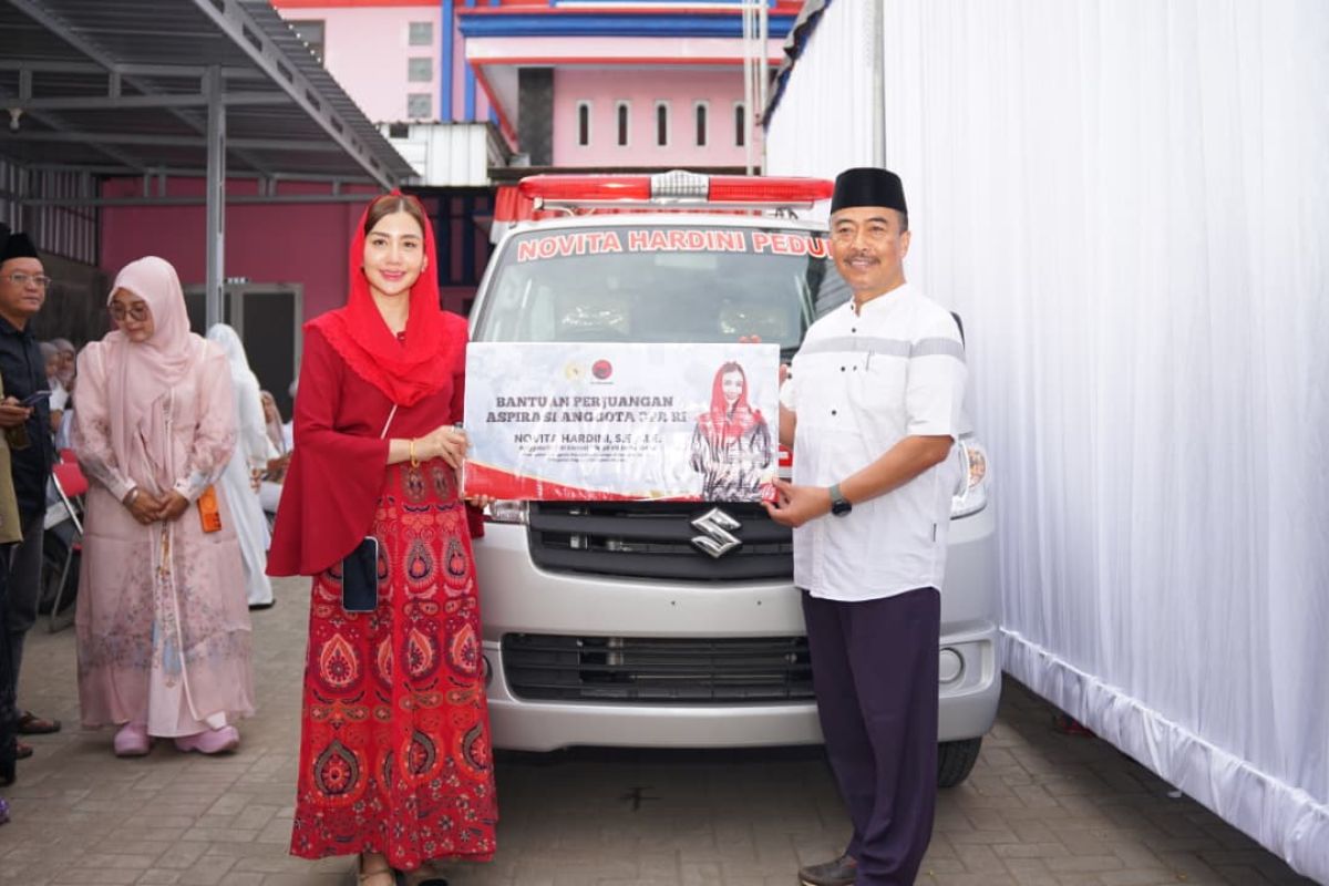 Commission VII hands over humanitarian ambulance to Trenggalek community