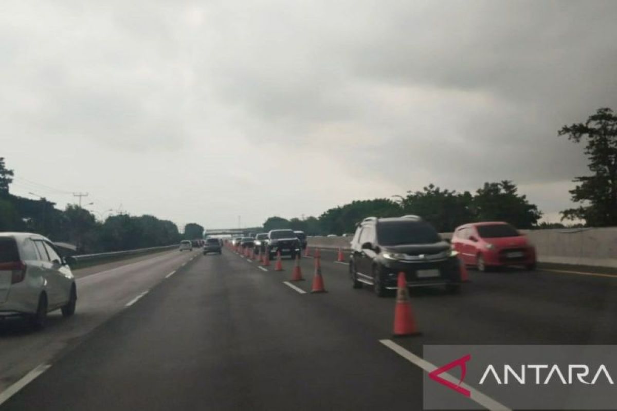 Officers Implement Contraflow on Japek Toll Road to Address Return Traffic Density