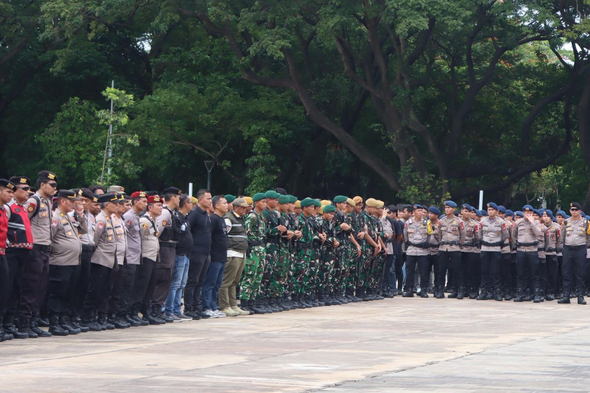 Thousands of Joint Personnel Secure Sembako Distribution at Monas