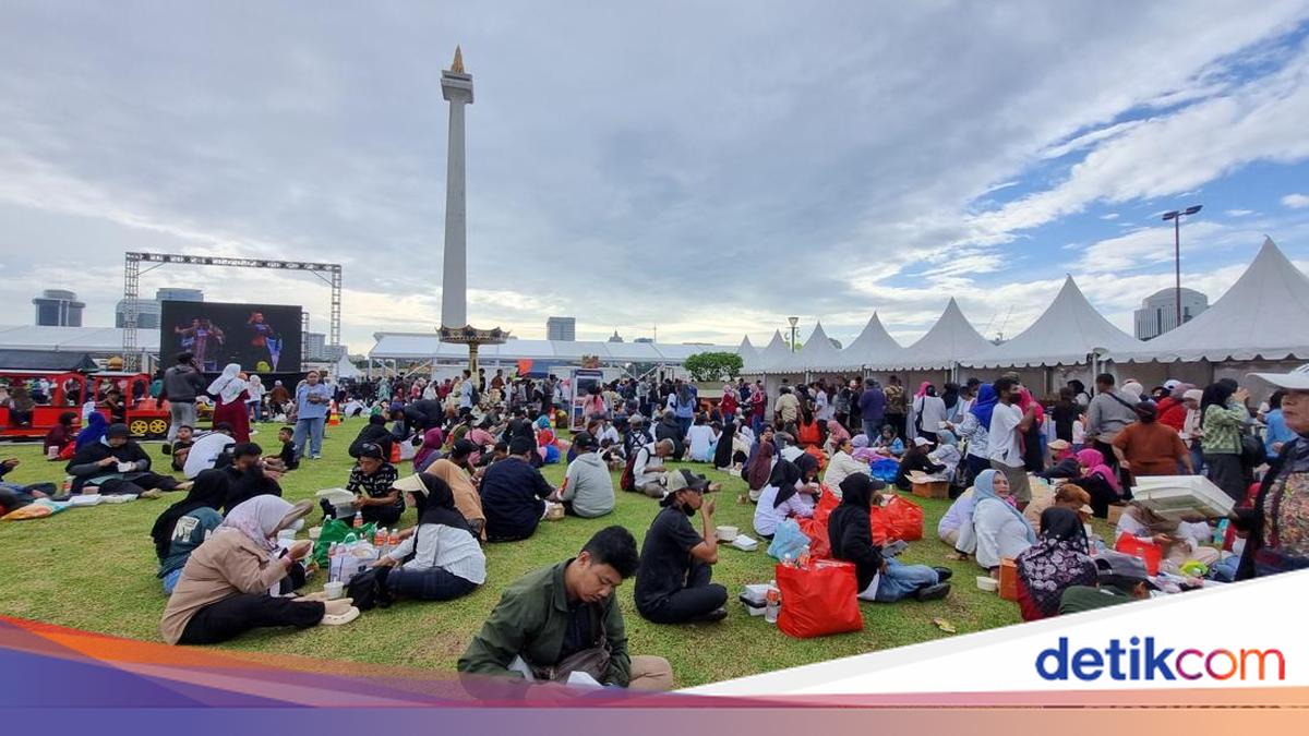 Residents Enthusiastically Rush for Free Food at Monas Bazaar: A Picnic in One
