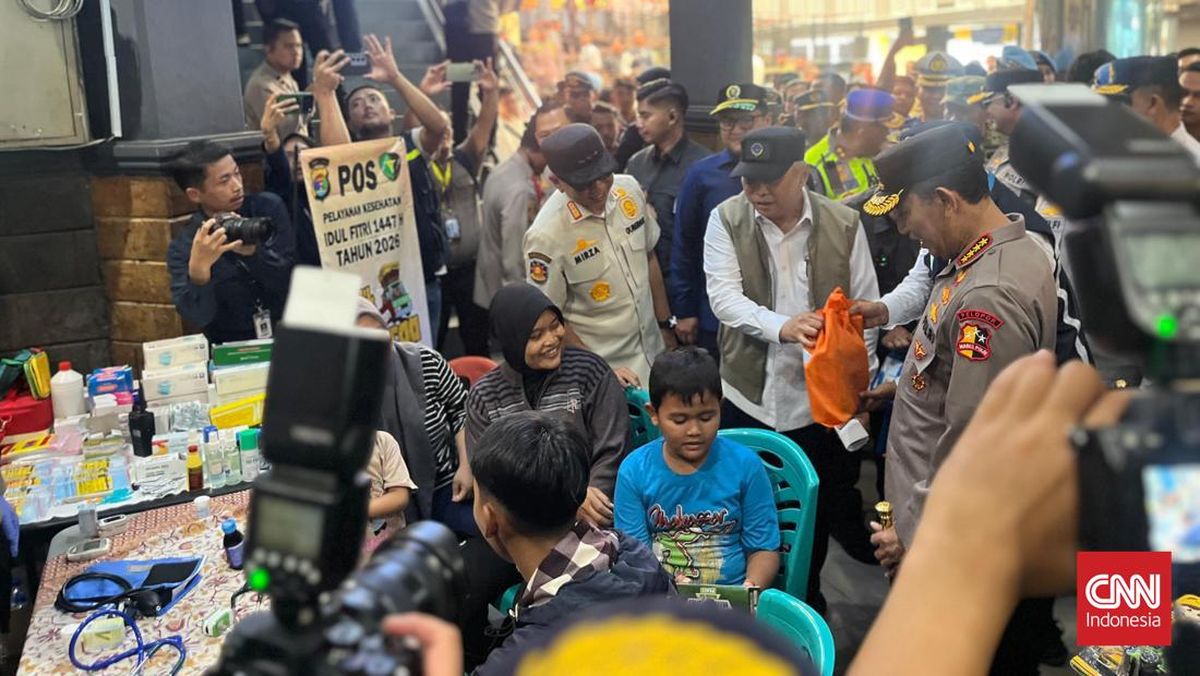 Greeting Returnees in Bakauheni, Police Chief Distributes Packages and Dolls