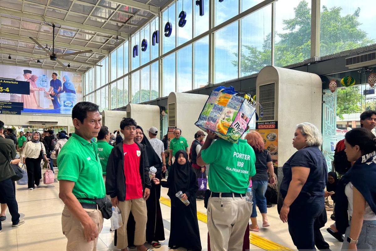 Pasar Senen Station Porters Earn More Income During Eid