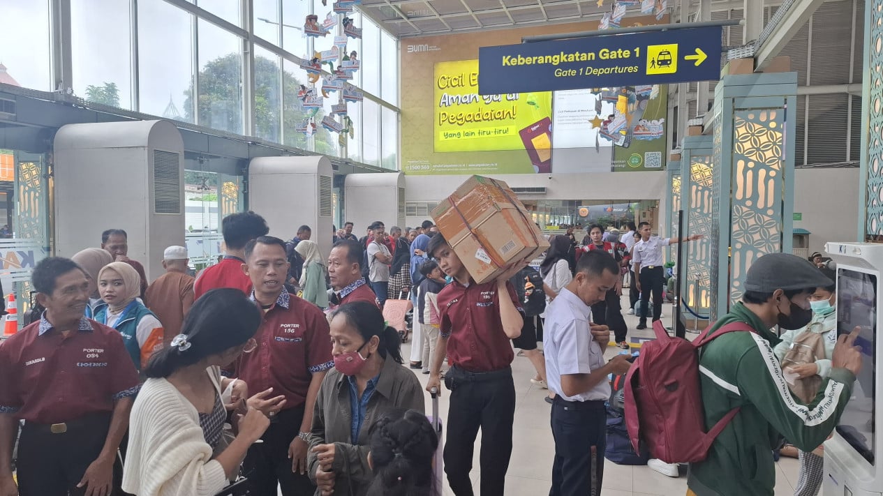 Porters at Pasar Senen Station Earn Up to Rp 500,000 During Eid Momentum