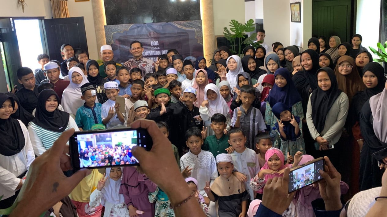 With Orphans, Boni Hargens Holds Prayer for World Peace