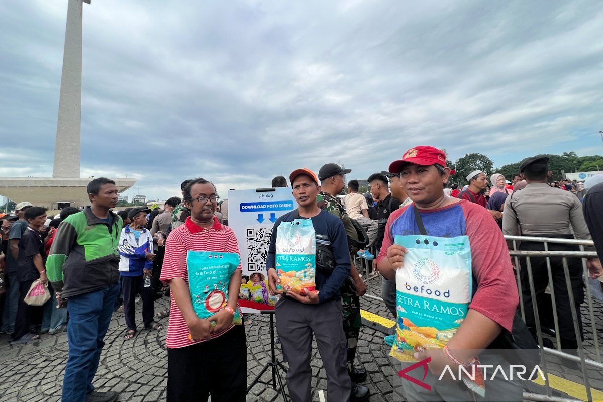 Bulog and ID FOOD Distribute 100,000 Free Basic Food Packages at Palace Bazaar
