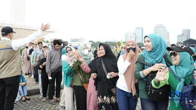 Prabowo Holds People's Bazaar at Monas, Distributing Food to Motorcycles