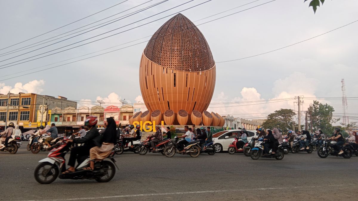 Heavy Rain Lashes Motorcyclist Returnees on the National Route from Banda Aceh to Medan
