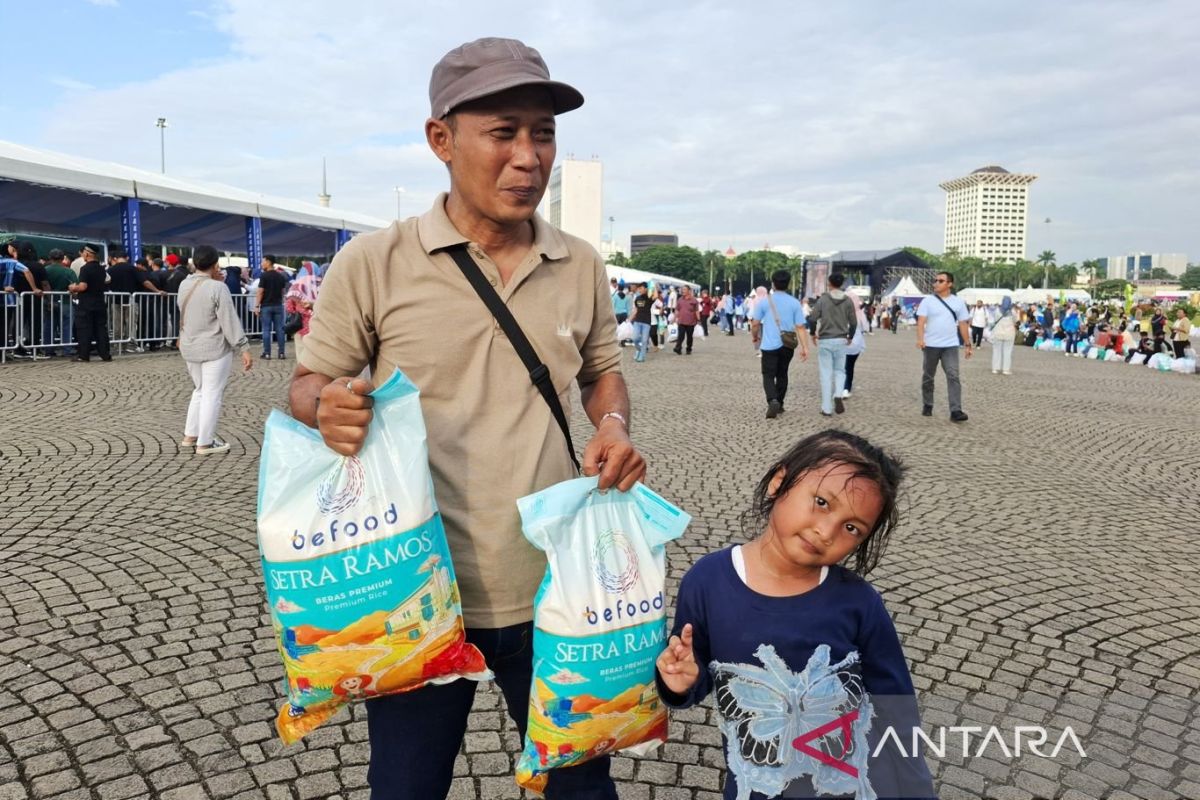 Jakarta residents enthusiastically flock to free grocery packs at Monas People's Bazaar