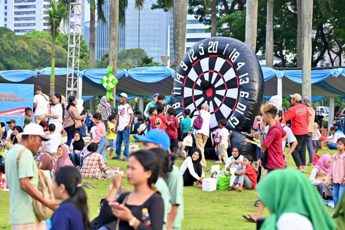 Monas People's Bazaar brings cheer and aids residents