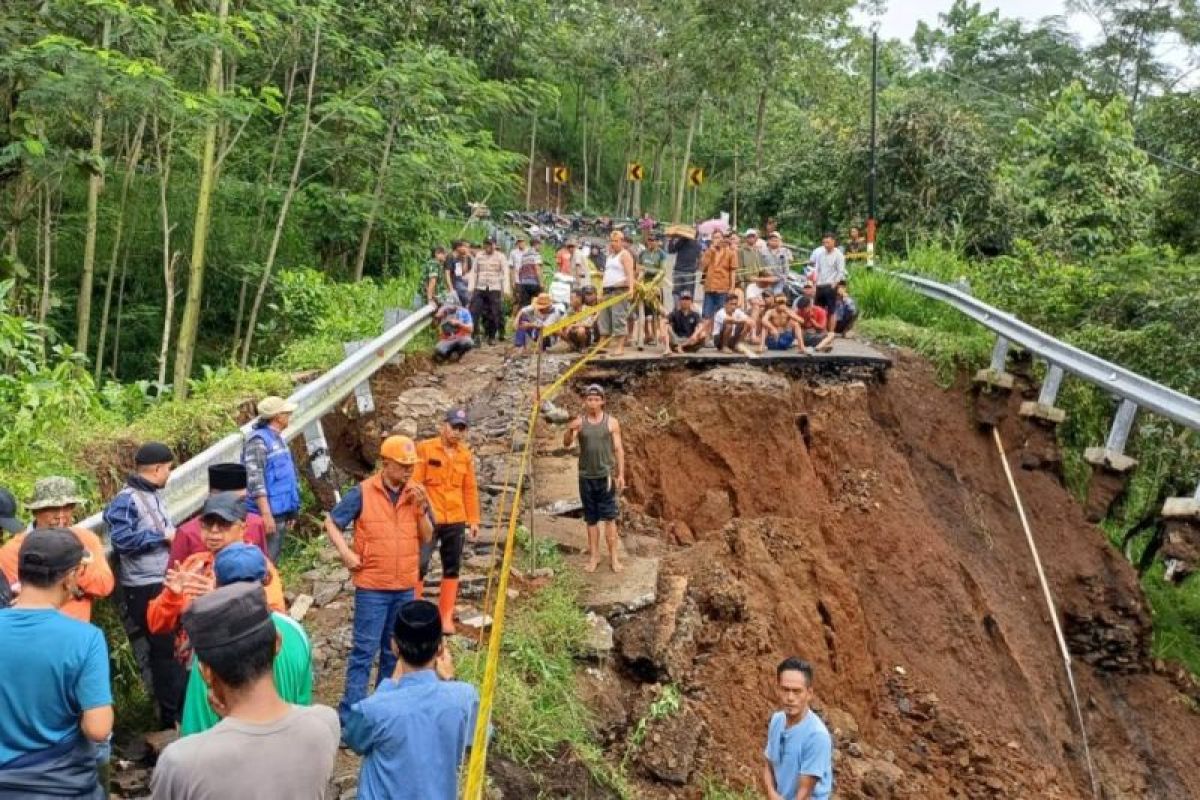 Probolinggo Prepares Emergency Bridge to Madakaripura Waterfall