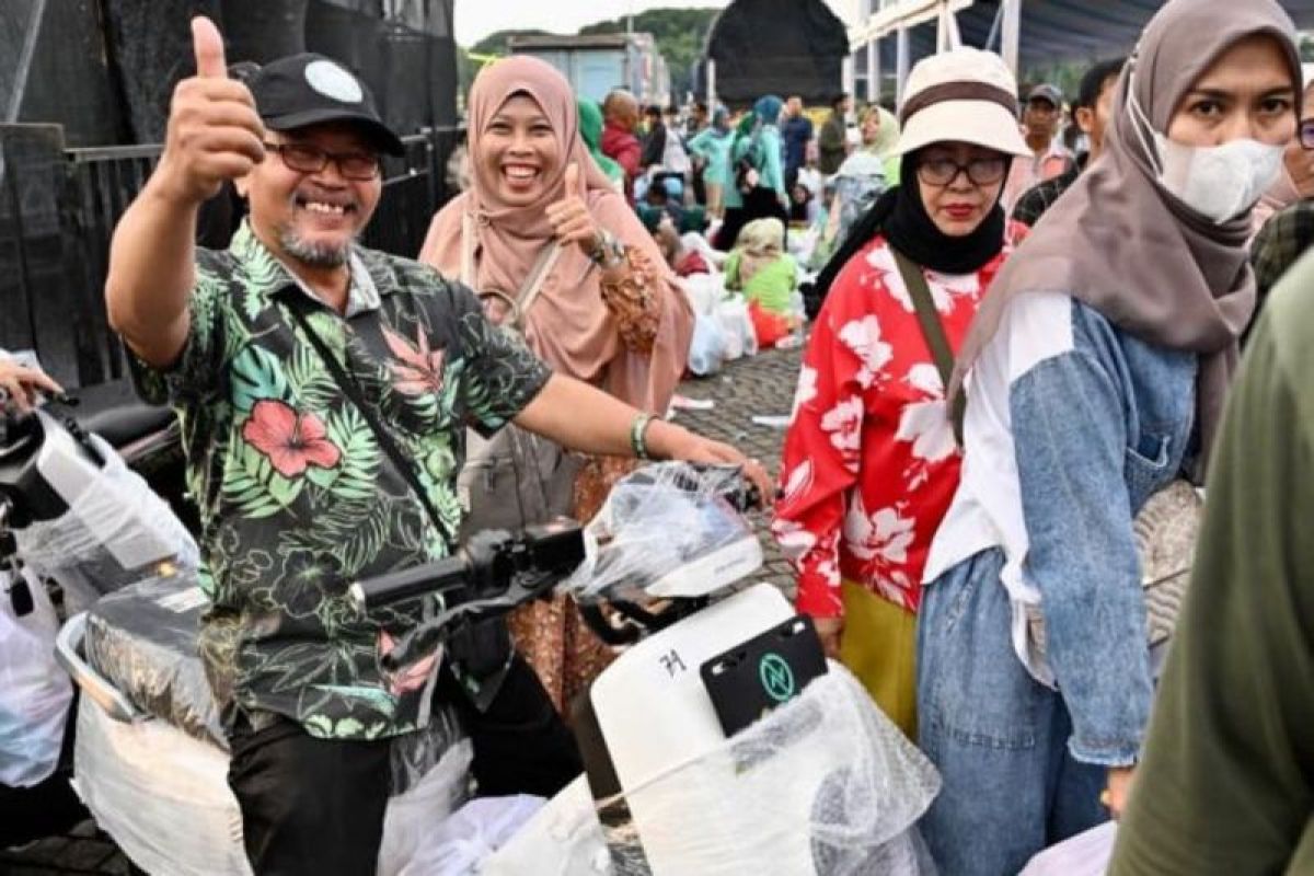 Jakarta Residents Win Electric Motorcycles at Monas People's Bazaar