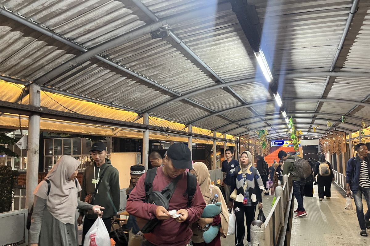 Returning Travellers Continue to Crowd Bakauheni Port Until H+7 Evening