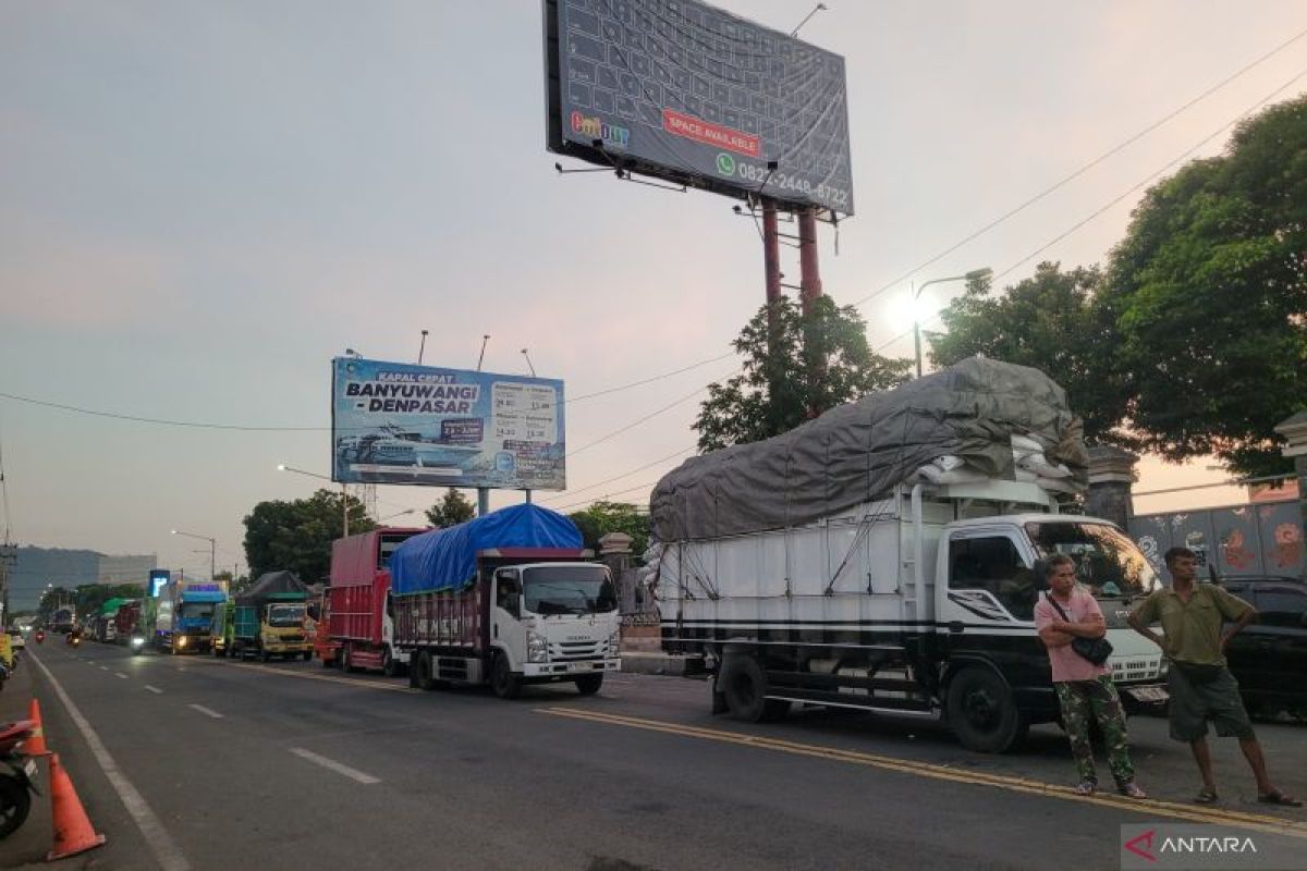 Hundreds of logistics trucks queue for 12 hours at Ketapang-Gilimanuk crossing
