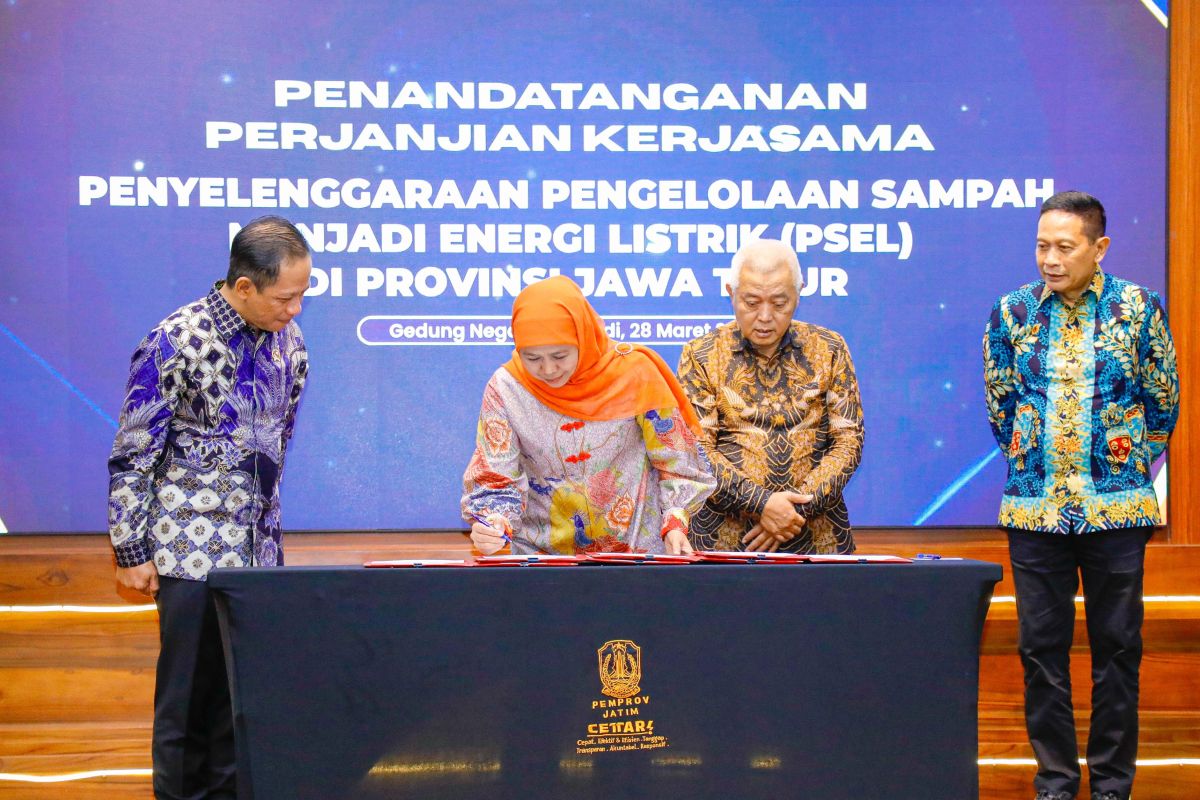 Governor Khofifah signs PSEL cooperation agreement with seven regional heads