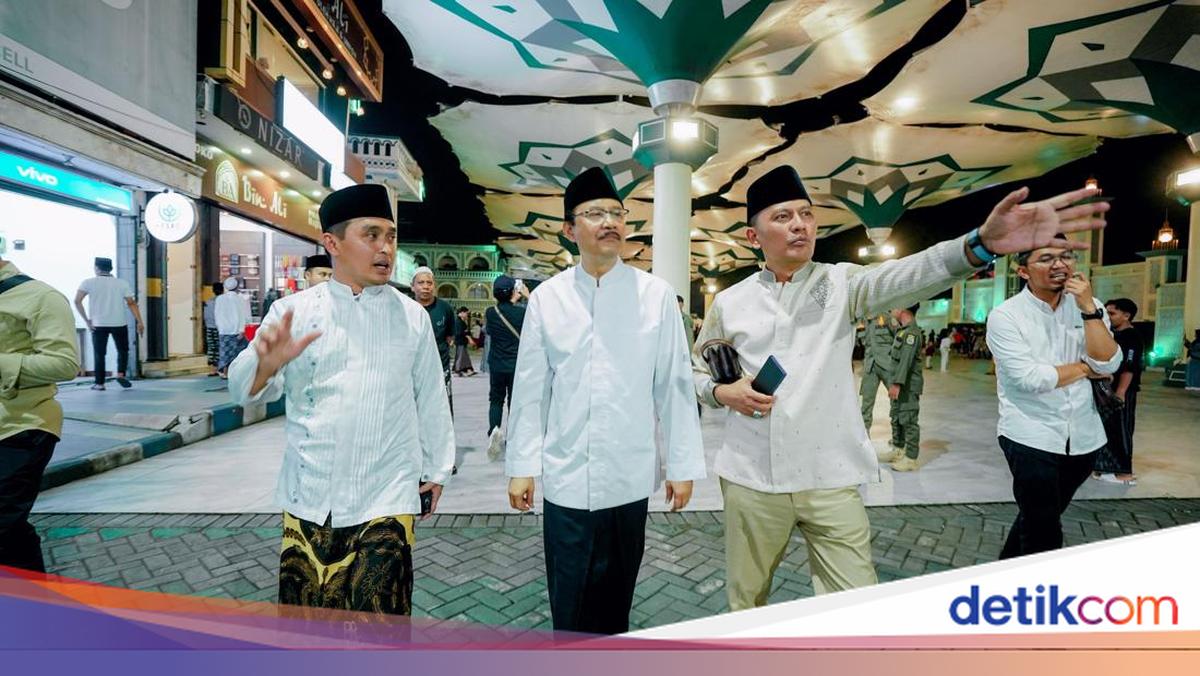 To Pasuruan, Gus Ipul Enjoys the Beauty of the Night Under the Madinah Umbrellas
