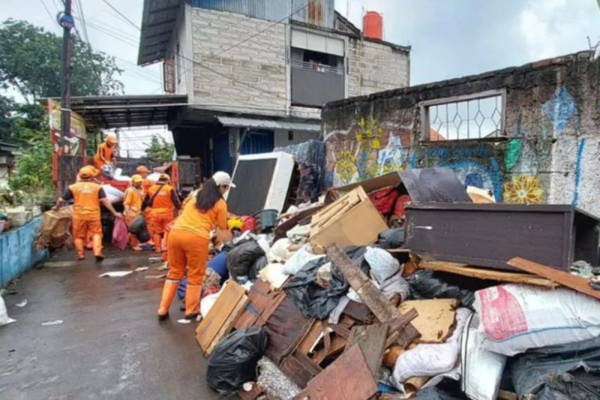 These are Pasar Jaya's steps to prevent waste accumulation at Kramat Jati Market