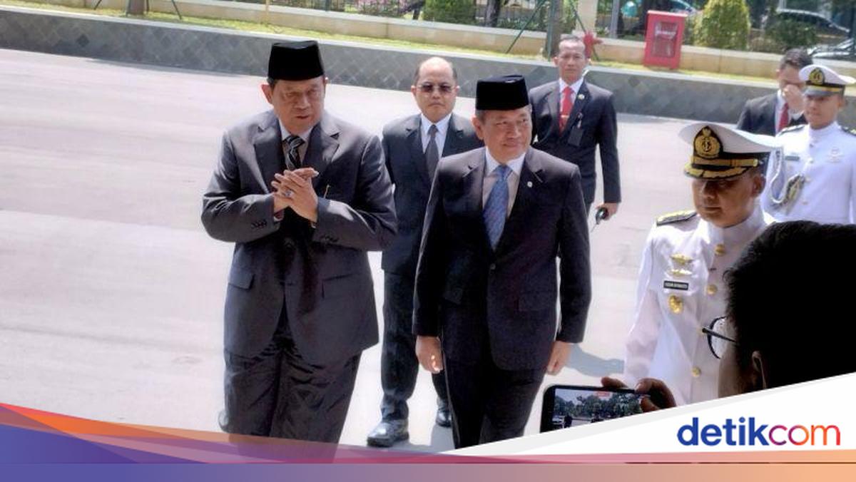 SBY and JK Pay Respects at the Wake for Juwono Sudarsono's Body at the Ministry of Defence