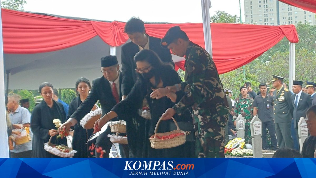 Family Tears Accompany the Funeral of Former Defence Minister Juwono Sudarsono