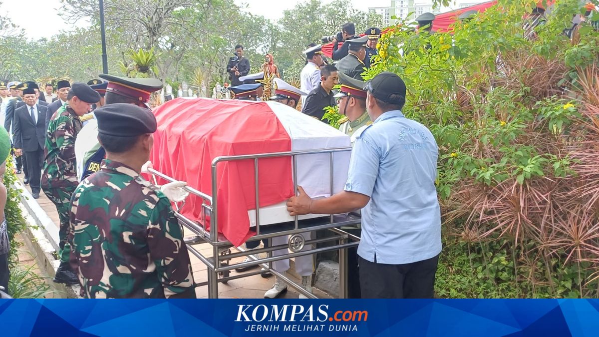 Body of Former Defence Minister Juwono Sudarsono Arrives at Kalibata Heroes' Cemetery