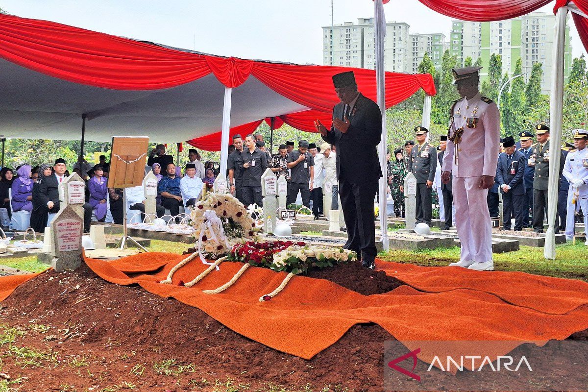 Juwono Sudarsono Buried with Military Honours at Kalibata Heroes' Cemetery