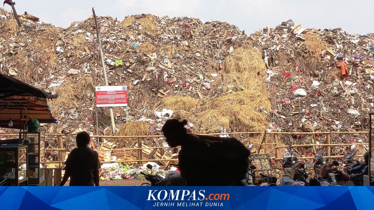6-Metre Waste Piles Up at Kramat Jati Market, Residents Complain of Odour