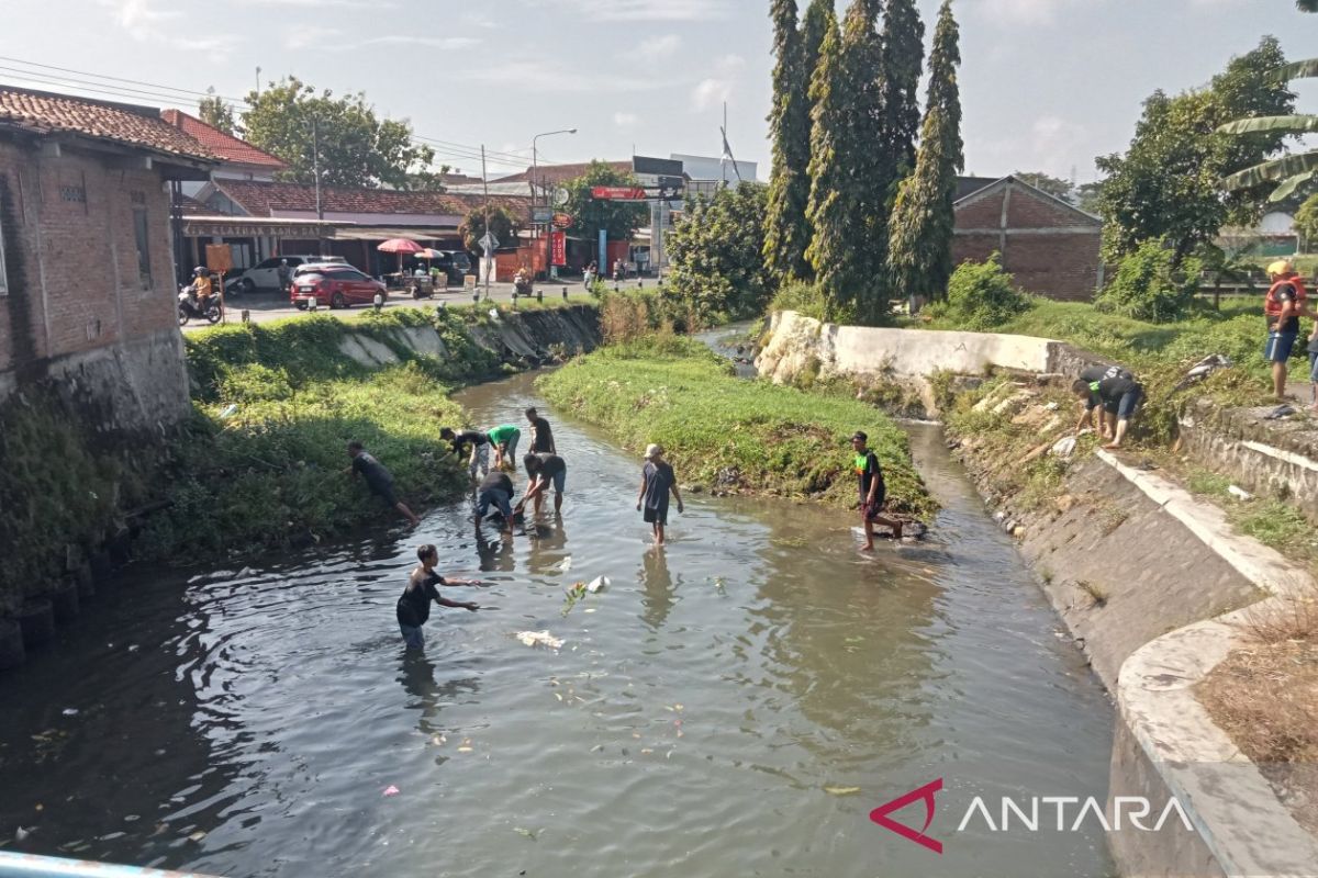 Bantul residents carry out river cleaning action to support ASRI Movement