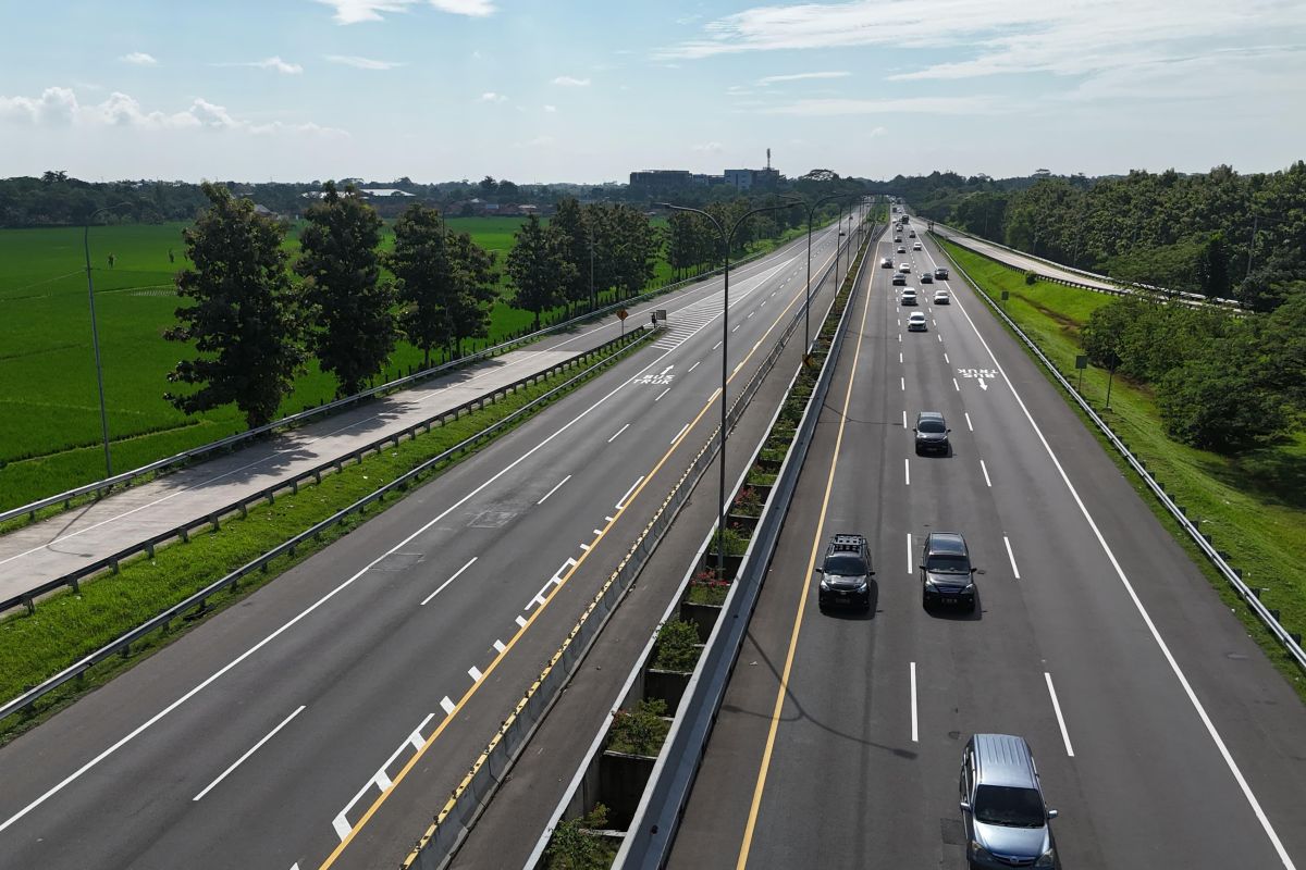 Around 33,000 vehicles cross Cipali Toll Road over eleven hours