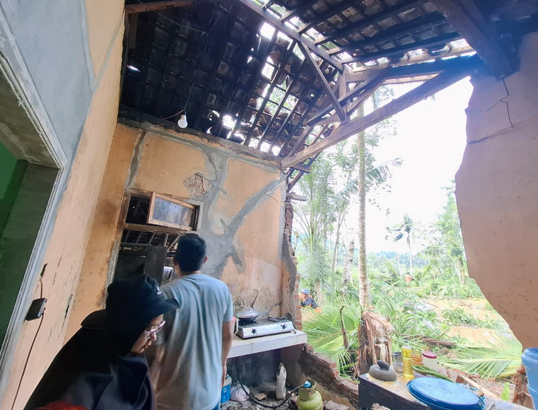 Landslides and Strong Winds Damage Dozens of Houses, Health Centre, and Primary School in Ciamis