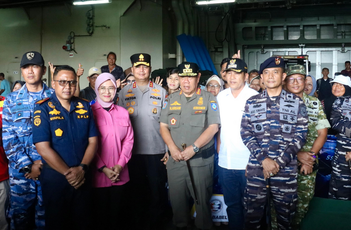 Naval Warship KRI Semarang-594 Transports Thousands of Returnees from Bangka