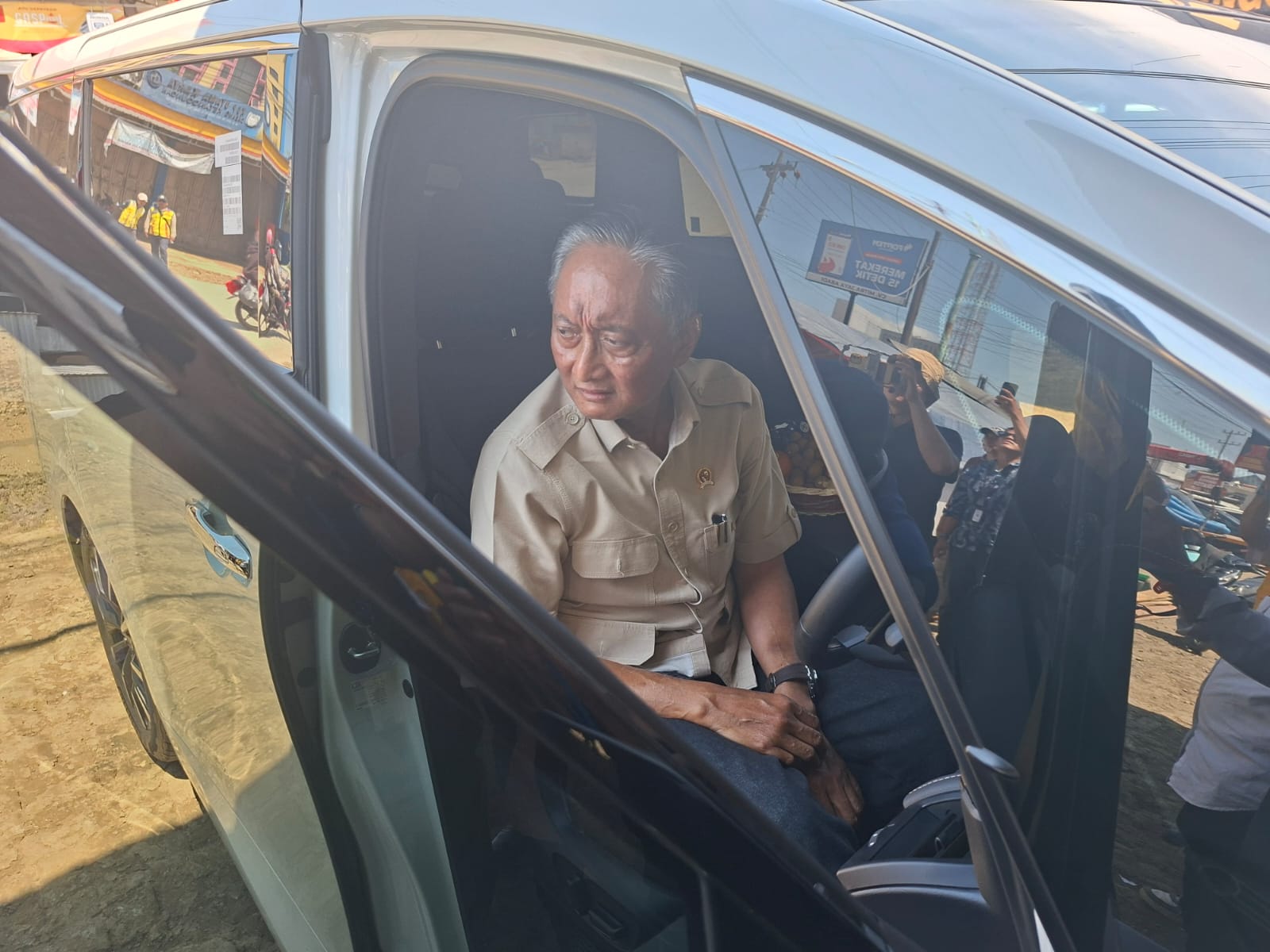 Driving Himself, Minister of Public Works Praises Smooth Quality of Trans-Java Toll Road