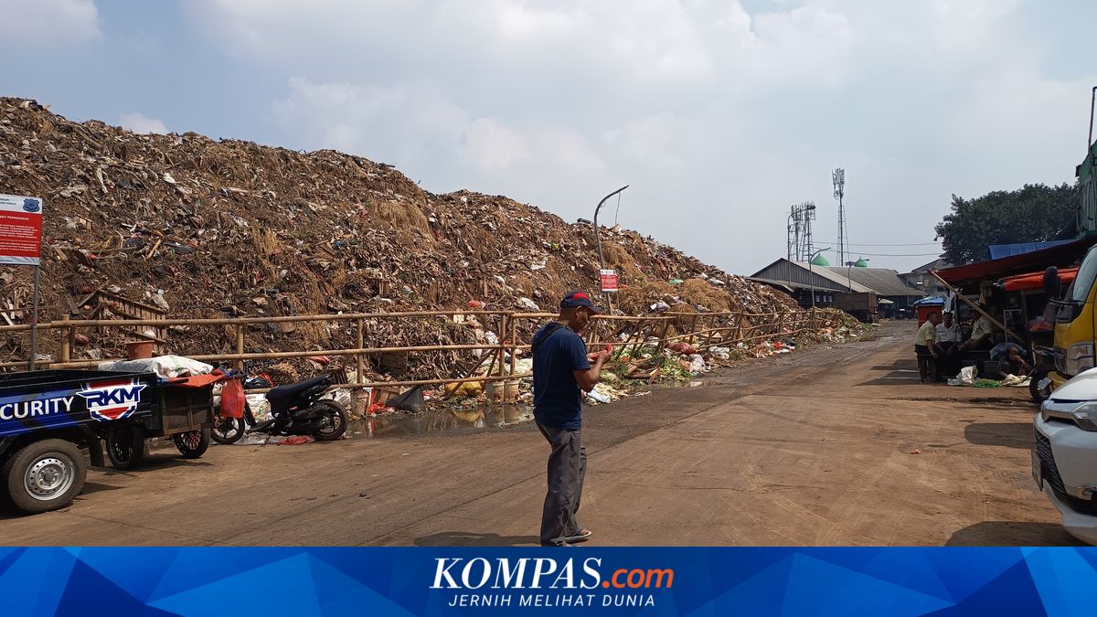 Traders Complain of Mounting Rubbish at Kramat Jati Market Despite Regular Retribution Payments