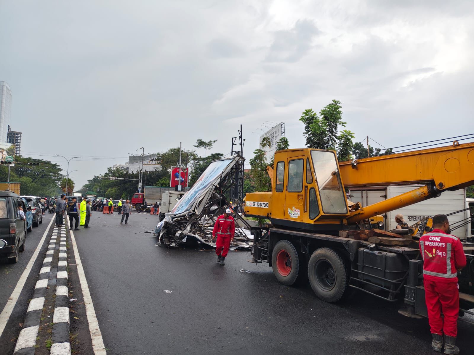 Heavy Rain and Strong Winds in Bandung City Topple Trees and Billboards
